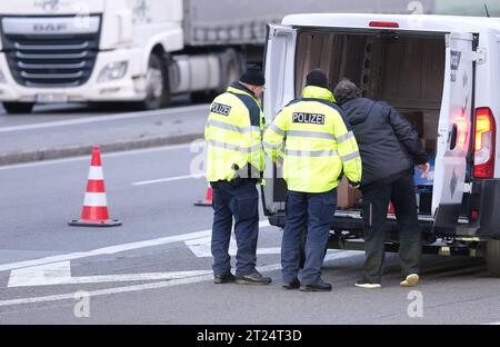 Reitzenhain, Germania. 17 ottobre 2023. Gli agenti di polizia federale controllano un furgone vicino al confine tedesco-ceco. Da lunedì (16.10.2023) sono stati introdotti controlli temporanei alle frontiere tedesche con la Polonia, la Repubblica ceca e la Svizzera. Credito: Sebastian Willnow/dpa/Alamy Live News Foto Stock