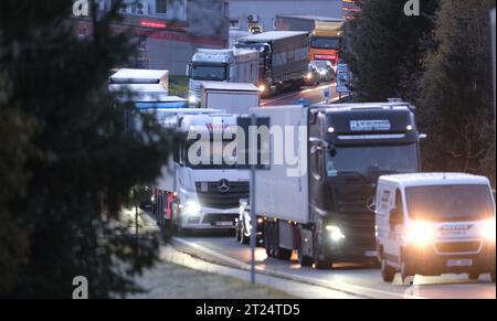 Reitzenhain, Germania. 17 ottobre 2023. I veicoli sono parcheggiati vicino al confine tedesco-ceco. Da lunedì (16.10.2023) sono stati introdotti controlli temporanei alle frontiere tedesche con la Polonia, la Repubblica ceca e la Svizzera. Credito: Sebastian Willnow/dpa/Alamy Live News Foto Stock