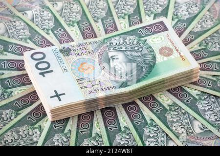 Pila di moneta polacca da 100 zloty banconote Foto Stock