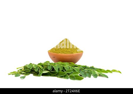 Foglie di Moringa e polvere isolate su uno sfondo bianco con spazio di copia Foto Stock