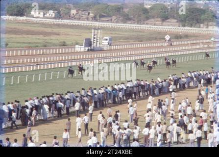 L'ippodromo di Mahalaxmi è un ippodromo situato nel quartiere Mahalaxmi di Mumbai. La pista è di forma ovale con scivolo diritto di 2.400 metri (7.900 piedi), che si estende su oltre 225 acri, e la pista è costruita su un terreno che un tempo era una palude. Maharashtra, India. Foto Stock