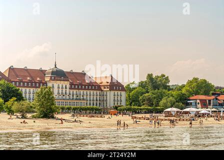 Spiaggia di fronte al Grand Hotel Sopot, Polonia, visto dal molo di Molo Foto Stock