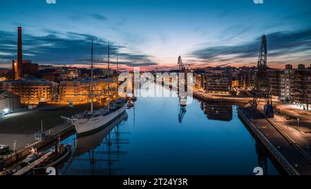 Veduta aerea del tranquillo fiume aurojoki e della nave a vela Swan of Finland all'alba a Turku, Finlandia Foto Stock