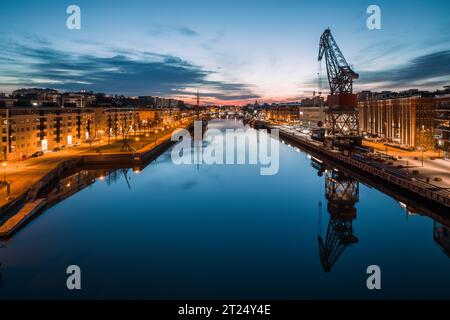 Paesaggio urbano di Turku, Finlandia all'alba e il tranquillo fiume aurajoki nel centro città Foto Stock