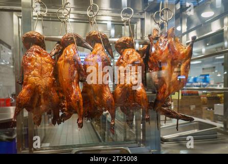 Esotiche anatre arrosto cinesi su ganci a Chinatown. California. Foto Stock