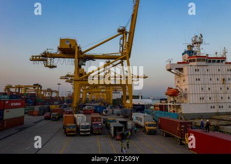 Vista aerea del porto di Chittagong. È il principale porto marittimo del Bangladesh. Situato nella città portuale del Bangladesh di Chittagong e sulle rive del Karnaphu Foto Stock