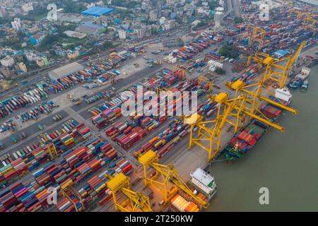 Vista aerea del porto di Chittagong. È il principale porto marittimo del Bangladesh. Situato nella città portuale del Bangladesh di Chittagong e sulle rive del Karnaphu Foto Stock