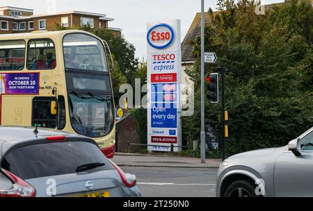 Brighton Regno Unito 17 ottobre 2023 - il prezzo del carburante in una stazione di servizio esso a Brighton come il costo del gasolio è aumentato di recente a causa dei tagli alla produzione globale di petrolio e dei disordini in Medio Oriente aggiungendo al costo della crisi di vita nel Regno Unito : Credit Simon Dack / Alamy Live News Foto Stock