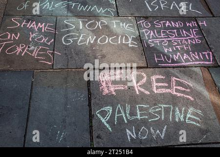 La Palestina libera dipinta con gesso per strada durante la protesta pro-Palestina a Londra . Foto Stock