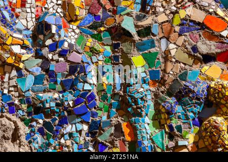 Sfondo astratto da frammenti multicolore di piastrelle in ceramica. Foto Stock