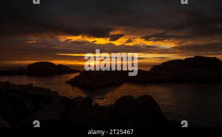 Costa rocciosa al tramonto, Nyksund, Langoya, Vesteralen, Oksnes, Nordland, Norvegia Foto Stock