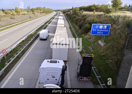 Breitenau, Germania. 17 ottobre 2023. Una colonna di autocarri sull'autostrada A17 al valico di frontiera Breitenau-Krasny Les nel distretto sassone Svizzera-Osterzgebirge vicino Dresda, che si è formata in direzione della Germania, dove i controlli per i migranti sono iniziati il giorno precedente, il 17 ottobre 2023. Crediti: Ondrej Hajek/CTK Photo/Alamy Live News Foto Stock