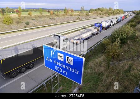 Breitenau, Germania. 17 ottobre 2023. Un convoglio di autocarri sull'autostrada A17 al valico di frontiera Breitenau-Krasny Les nel distretto Sassone Svizzera-Orientale dei Monti ore vicino a Dresda, che si forma in direzione della Germania, dove i controlli per i migranti sono iniziati il giorno precedente, il 17 ottobre 2023. Crediti: Ondrej Hajek/CTK Photo/Alamy Live News Foto Stock