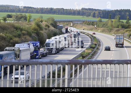 Breitenau, Germania. 17 ottobre 2023. Una colonna di autocarri sull'autostrada A17 al valico di frontiera Breitenau-Krasny Les nel distretto sassone Svizzera-Osterzgebirge vicino Dresda, che si è formata in direzione della Germania, dove i controlli per i migranti sono iniziati il giorno precedente, il 17 ottobre 2023. Crediti: Ondrej Hajek/CTK Photo/Alamy Live News Foto Stock