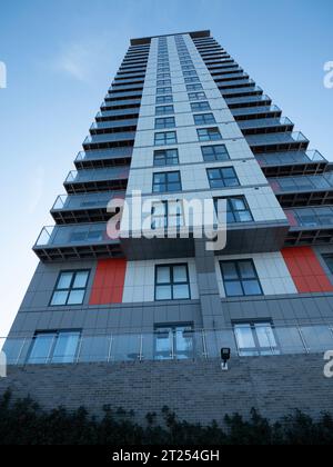 Mast Quay Phase II a 23 piani, sviluppo di lusso di appartamenti, Woolwich Church Street London, costruito da Comer Homes, i blocchi a torre Mast Quay sono uno sviluppo da costruire a noleggio e sono sotto minaccia di demolizione da parte del Royal Borough di Greenwich Foto Stock