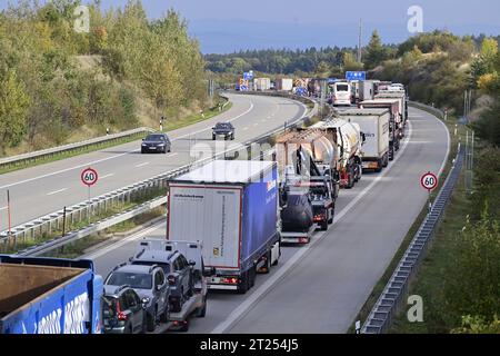 Breitenau, Germania. 17 ottobre 2023. Una colonna di autocarri sull'autostrada A17 al valico di frontiera Breitenau-Krasny Les nel distretto sassone Svizzera-Osterzgebirge vicino Dresda, che si è formata in direzione della Germania, dove i controlli per i migranti sono iniziati il giorno precedente, il 17 ottobre 2023. Crediti: Ondrej Hajek/CTK Photo/Alamy Live News Foto Stock