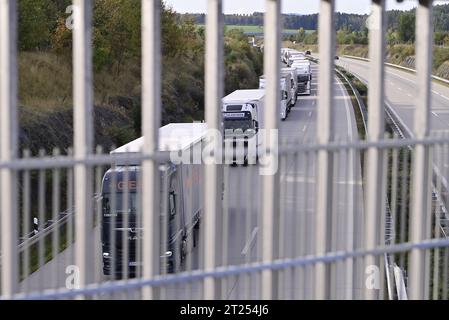 Breitenau, Germania. 17 ottobre 2023. Una colonna di autocarri sull'autostrada A17 al valico di frontiera Breitenau-Krasny Les nel distretto sassone Svizzera-Osterzgebirge vicino Dresda, che si è formata in direzione della Germania, dove i controlli per i migranti sono iniziati il giorno precedente, il 17 ottobre 2023. Crediti: Ondrej Hajek/CTK Photo/Alamy Live News Foto Stock