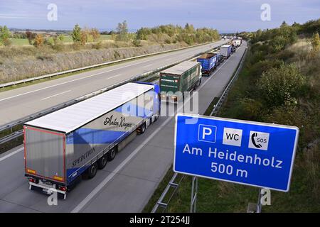 Breitenau, Germania. 17 ottobre 2023. Una colonna di autocarri sull'autostrada A17 al valico di frontiera Breitenau-Krasny Les nel distretto sassone Svizzera-Osterzgebirge vicino Dresda, che si è formata in direzione della Germania, dove i controlli per i migranti sono iniziati il giorno precedente, il 17 ottobre 2023. Crediti: Ondrej Hajek/CTK Photo/Alamy Live News Foto Stock