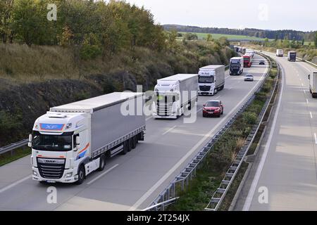 Breitenau, Germania. 17 ottobre 2023. Una colonna di autocarri sull'autostrada A17 al valico di frontiera Breitenau-Krasny Les nel distretto sassone Svizzera-Osterzgebirge vicino Dresda, che si è formata in direzione della Germania, dove i controlli per i migranti sono iniziati il giorno precedente, il 17 ottobre 2023. Crediti: Ondrej Hajek/CTK Photo/Alamy Live News Foto Stock