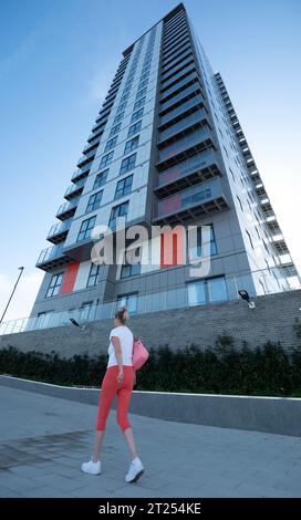 Mast Quay Phase II a 23 piani, sviluppo di lusso di appartamenti, Woolwich Church Street London, costruito da Comer Homes, i blocchi a torre Mast Quay sono uno sviluppo da costruire a noleggio e sono sotto minaccia di demolizione da parte del Royal Borough di Greenwich Foto Stock