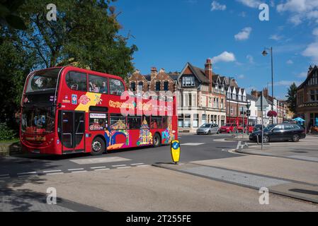 The Plain Roundabout, Oxford, Regno Unito. La Plain è un'importante rotatoria all'ingresso orientale di Oxford, dove si incontrano tre strade principali per Oxford. St Clements, Cowley Road e Iffley Road convergono tutti qui ed è uno dei punti neri che hanno causato il caos del traffico dall'introduzione dei quartieri a basso traffico (LTN). La Plain conduce al Magdalen Bridge e alla famosa High Street di Oxford. Foto Stock