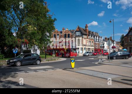 The Plain Roundabout, Oxford, Regno Unito. La Plain è un'importante rotatoria all'ingresso orientale di Oxford, dove si incontrano tre strade principali per Oxford. St Clements, Cowley Road e Iffley Road convergono tutti qui ed è uno dei punti neri che hanno causato il caos del traffico dall'introduzione dei quartieri a basso traffico (LTN). La Plain conduce al Magdalen Bridge e alla famosa High Street di Oxford. Foto Stock