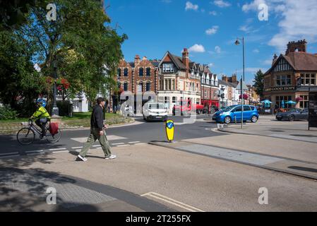 The Plain Roundabout, Oxford, Regno Unito. La Plain è un'importante rotatoria all'ingresso orientale di Oxford, dove si incontrano tre strade principali per Oxford. St Clements, Cowley Road e Iffley Road convergono tutti qui ed è uno dei punti neri che hanno causato il caos del traffico dall'introduzione dei quartieri a basso traffico (LTN). La Plain conduce al Magdalen Bridge e alla famosa High Street di Oxford. Foto Stock