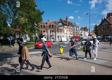 The Plain Roundabout, Oxford, Regno Unito. La Plain è un'importante rotatoria all'ingresso orientale di Oxford, dove si incontrano tre strade principali per Oxford. St Clements, Cowley Road e Iffley Road convergono tutti qui ed è uno dei punti neri che hanno causato il caos del traffico dall'introduzione dei quartieri a basso traffico (LTN). La Plain conduce al Magdalen Bridge e alla famosa High Street di Oxford. Foto Stock