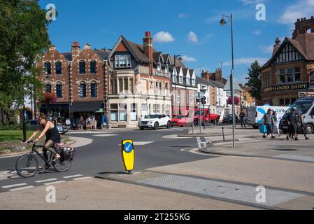 The Plain Roundabout, Oxford, Regno Unito. La Plain è un'importante rotatoria all'ingresso orientale di Oxford, dove si incontrano tre strade principali per Oxford. St Clements, Cowley Road e Iffley Road convergono tutti qui ed è uno dei punti neri che hanno causato il caos del traffico dall'introduzione dei quartieri a basso traffico (LTN). La Plain conduce al Magdalen Bridge e alla famosa High Street di Oxford. Foto Stock