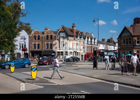 The Plain Roundabout, Oxford, Regno Unito. La Plain è un'importante rotatoria all'ingresso orientale di Oxford, dove si incontrano tre strade principali per Oxford. St Clements, Cowley Road e Iffley Road convergono tutti qui ed è uno dei punti neri che hanno causato il caos del traffico dall'introduzione dei quartieri a basso traffico (LTN). La Plain conduce al Magdalen Bridge e alla famosa High Street di Oxford. Foto Stock