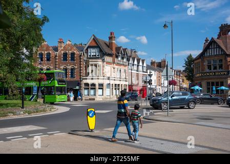 The Plain Roundabout, Oxford, Regno Unito. La Plain è un'importante rotatoria all'ingresso orientale di Oxford, dove si incontrano tre strade principali per Oxford. St Clements, Cowley Road e Iffley Road convergono tutti qui ed è uno dei punti neri che hanno causato il caos del traffico dall'introduzione dei quartieri a basso traffico (LTN). La Plain conduce al Magdalen Bridge e alla famosa High Street di Oxford. Foto Stock