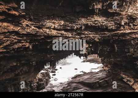 Il famoso Admirals Arch al Flinders Chase National Park, Kangaroo Island, Australia. Il "ponte di roccia" si è formato nel corso di migliaia di anni di erosione. Foto Stock