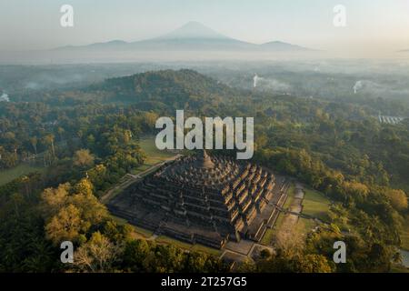 Vista aerea del tempio di Borobudur (Barabudur), della reggenza di Magelang, di Giava centrale, Indonesia Foto Stock