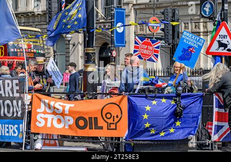 Londra, Inghilterra, Regno Unito. Manifestanti anti anti-governativi in Parliament Square alla fine di Whitehall, maggio 2023 Foto Stock