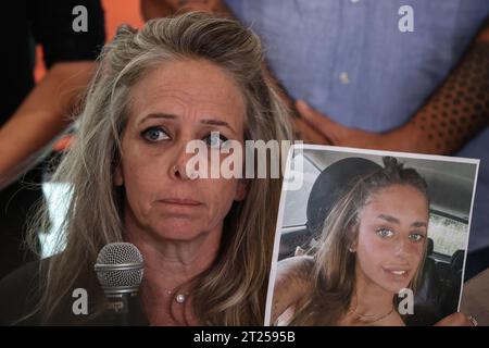 Tel Aviv, Israele. 17 ottobre 2023. Keren Shem, madre di mia Shem rapita, dà una dichiarazione alla stampa a seguito di un video rilasciato da Hamas. Crediti: Ilia Yefimovich/dpa/Alamy Live News Foto Stock