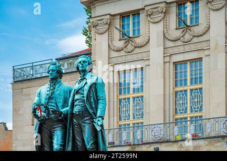 Goethe-Schiller-Denkmal, Bronzestandbild von Ernst Rietschel, 1857 eingeweiht, auf dem Theaterplatz vor dem Deutschen Nationaltheater a Weimar, Thüri Foto Stock