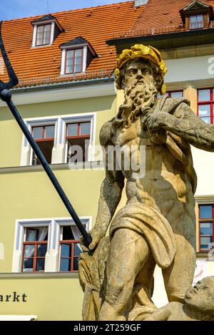 Fontana di Nettuno di fronte all'Hofapotheke (Apothecary di Corte), piazza del mercato di Weimar, Turingia, Germania. Foto Stock