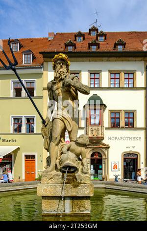 Fontana di Nettuno di fronte all'Hofapotheke (Apothecary di Corte), piazza del mercato di Weimar, Turingia, Germania. Foto Stock