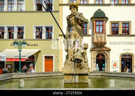 Fontana di Nettuno di fronte all'Hofapotheke (Apothecary di Corte), piazza del mercato di Weimar, Turingia, Germania. Foto Stock