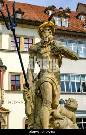 Fontana di Nettuno di fronte all'Hofapotheke (Apothecary di Corte), piazza del mercato di Weimar, Turingia, Germania. Foto Stock