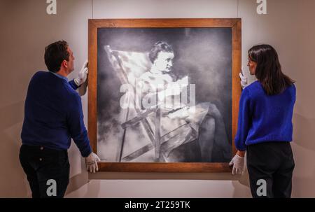 Londra, Regno Unito. 17 ottobre 2023. The Mother, 1977 la prima grande retrospettiva di R.B. Kitaj nel Regno Unito per un decennio presenterà oltre 40 dipinti, pastelli e disegni, che coprono tutti i periodi principali del suo lavoro, dai giorni degli studenti al Royal College of Art, ai suoi ultimi anni contemplativi a Los Angeles.R.B Kitaj: Londra a Los Angeles (25 ottobre 2023 - 26 gennaio 2024) presso piano Nobile Gallery, London Credit: Paul Quezada-Neiman/Alamy Live News Foto Stock