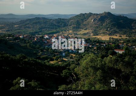 Una vista aerea di un villaggio medievale a Monsanto, Portogallo. Foto Stock