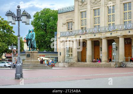 Scena di tutti i giorni davanti al Teatro Nazionale tedesco in Piazza del Teatro a Weimar, Turingia, Germania, 13 agosto 2020. Foto Stock