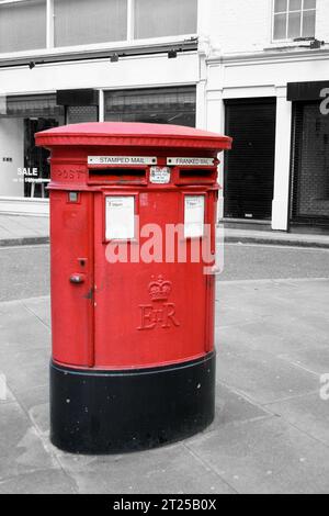 Scatola del montante a doppia apertura isolata di colore rosso inglese su sfondo bianco e nero. Foto Stock