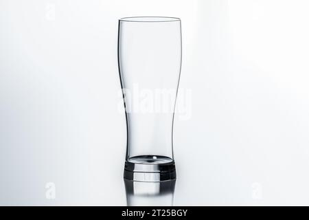 Un bicchiere vuoto. Bicchiere vuoto per acqua, succo di frutta o birra. Vetreria trasparente per acqua e bevande alcoliche. utensili in cristallo per servire bevande Foto Stock