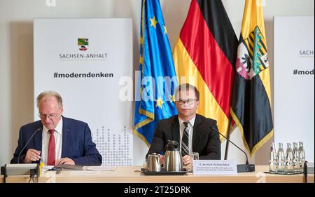 Ministerpräsident Rainer Haseloff und Staatsminister Carsten Schneider Europa, Deutschland, Berlino, 17.10.2023: Auswärtige Kabinettssitzung der Landesregierung von Sachsen-Anhalt a Berlino. Unter der Leitung von Ministerpräsident Dr. Reiner Haseloff CDU treffen sich die Mitglieder der Landesregierung mit Bundesministern. Neben internen Themen wird es auch Gespräche mit Hubertus Heil SPD, Bundesminister für Arbeit und Soziales, Dr. Volker Wissing FDP, Bundesminister für Digitales und Verkehr, dem Ostbeauftragten der Bundesregierung, Staatsminister Carsten Schneider SPD, sowie Michael Kellner B9 Foto Stock