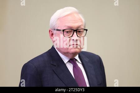 Novo-Ogaryovo, Russia. 16 ottobre 2023. Il vice ministro degli Esteri russo Sergei Ryabkov prima di una riunione faccia a faccia presieduta dal presidente Vladimir Putin presso la residenza di stato presidenziale Novo-Ogaryovo, il 16 ottobre 2023 fuori Mosca, Russia. Crediti: Gavriil Grigorov/Cremlino Pool/Alamy Live News Foto Stock