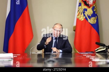 Novo-Ogaryovo, Russia. 16 ottobre 2023. Il presidente russo Vladimir Putin presiede un incontro faccia a faccia con i funzionari governativi per discutere di questioni operative presso la residenza statale presidenziale Novo-Ogaryovo, il 16 ottobre 2023, fuori Mosca, in Russia. Crediti: Gavriil Grigorov/Cremlino Pool/Alamy Live News Foto Stock