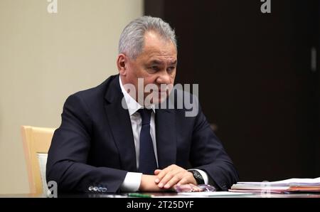 Novo-Ogaryovo, Russia. 16 ottobre 2023. Il ministro della difesa Sergei Shoigu prima di un incontro faccia a faccia presieduto dal presidente Vladimir Putin presso la residenza statale presidenziale Novo-Ogaryovo, il 16 ottobre 2023 fuori Mosca, in Russia. Crediti: Gavriil Grigorov/Cremlino Pool/Alamy Live News Foto Stock