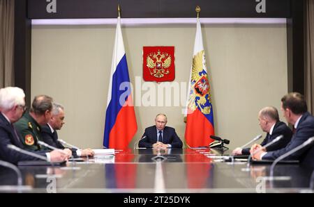 Novo-Ogaryovo, Russia. 16 ottobre 2023. Il presidente russo Vladimir Putin presiede un incontro faccia a faccia con i funzionari governativi per discutere di questioni operative presso la residenza statale presidenziale Novo-Ogaryovo, il 16 ottobre 2023, fuori Mosca, in Russia. Crediti: Gavriil Grigorov/Cremlino Pool/Alamy Live News Foto Stock